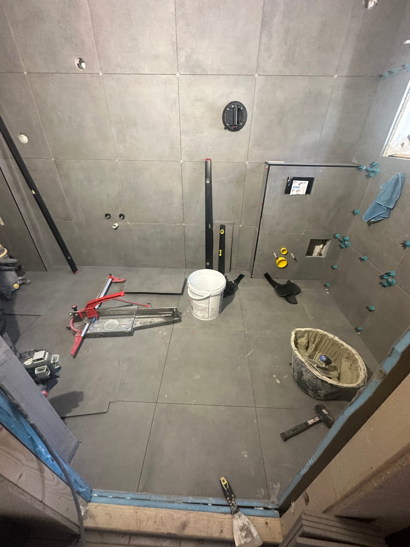Flislegging under baderomsrenovering